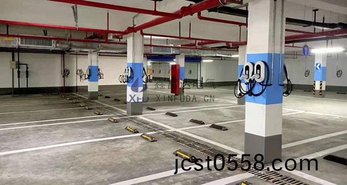 地下停(ting)車(che)場(chang)掛(gua)壁(bi)式充(chong)電(dian)樁 地(di)下停車場(chang)掛壁(bi)式(shi)充(chong)電(dian)樁